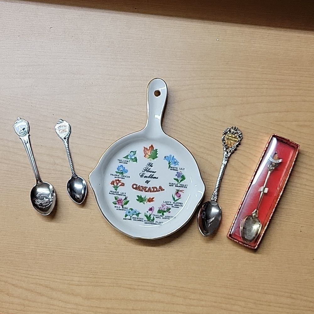 Canada souvenirs. Small China frying pan, 4 collector spoons‎